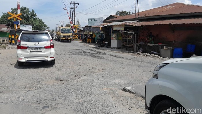 Jalan Platina 1, Kelurahan Titi Papan, Kecamatan Medan Deli Kota Medan rusak parah.
