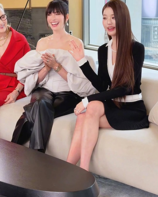 Brand ambassador Miu Miu itu sukses menghidupkan suasana. Ia mengajak kedua aktris berpamitan kepada penonton dengan menyanyikan “Bye Vogue” ala accapella. Foto: dok. Instagram @voguekorea