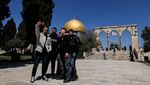 Ribuan Jemaah Salat Jumat di Al-Aqsa Usai Dibuka Kembali