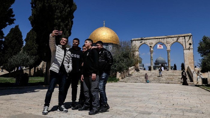 A man walks at the Al-Aqsa compound, known to Jews as the Temple Mount, on the day of Friday prayers, amid a two-week ceasefire in the Iran war, in Jerusalem's Old City, April 10, 2026. REUTERS/Ammar Awad     TPX IMAGES OF THE DAY