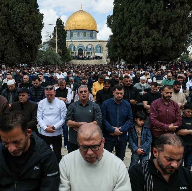 Ribuan Jemaah Salat Jumat di Al-Aqsa Usai Dibuka Kembali