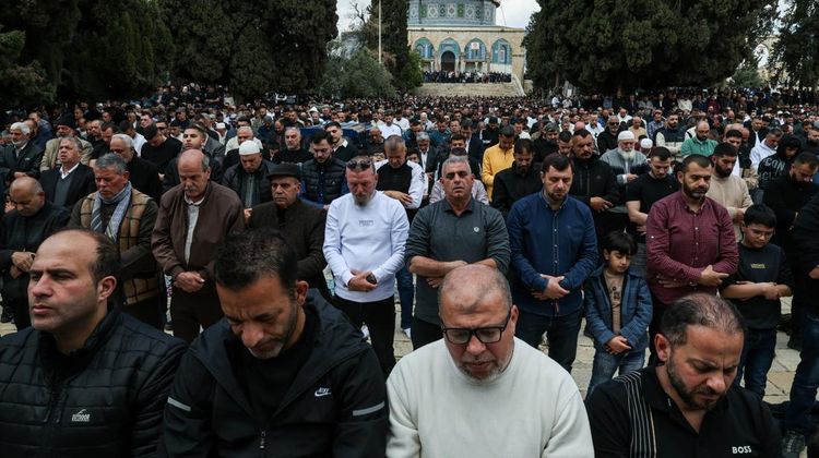 Ribuan Jemaah Salat Jumat di Al-Aqsa Usai Dibuka Kembali