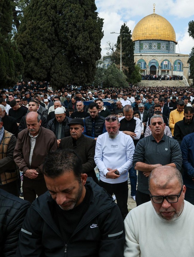 Ribuan Jemaah Salat Jumat di Al-Aqsa Usai Dibuka Kembali