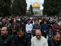 Ribuan Jemaah Salat Jumat di Al-Aqsa Usai Dibuka Kembali
