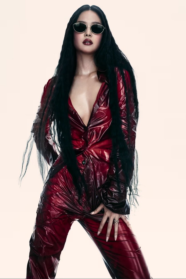 Tak hanya jadi brand ambassador, pelantun lagu ‘Like Jennie’ ini juga telah mengurasi bingkai keluaran Ray-Ban yang jadi favoritnya. Foto: Dok. Ray-Ban