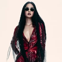 Tak hanya jadi brand ambassador, pelantun lagu ‘Like Jennie’ ini juga telah mengurasi bingkai keluaran Ray-Ban yang jadi favoritnya. Foto: Dok. Ray-Ban