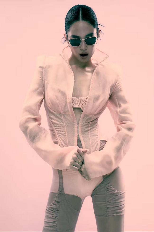 Untuk kampanye pertamanya, Jennie tampil dengan berbagai gaya personal, mulai dari edgy, seksi, hingga femme fatale. Foto: Dok. Ray-Ban