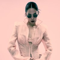 Untuk kampanye pertamanya, Jennie tampil dengan berbagai gaya personal, mulai dari edgy, seksi, hingga femme fatale. Foto: Dok. Ray-Ban
