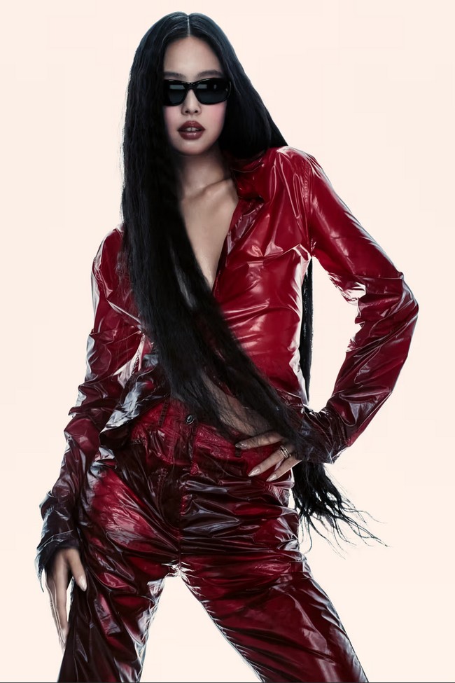 Pada Kamis (9/04/2026), Ray-Ban mengumumkan kerja sama dengan superstar K-Pop tersebut lewat Instagram. Jennie akan membintangi sejumlah kampanye untuk koleksi Ray-Ban dan Ray-Ban Meta —kacamata pintar bersama Meta. Foto: Dok. Ray-Ban