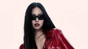 Gaya Seksi-Fierce Jennie BLACKPINK Jadi Brand Ambassador Ray-Ban