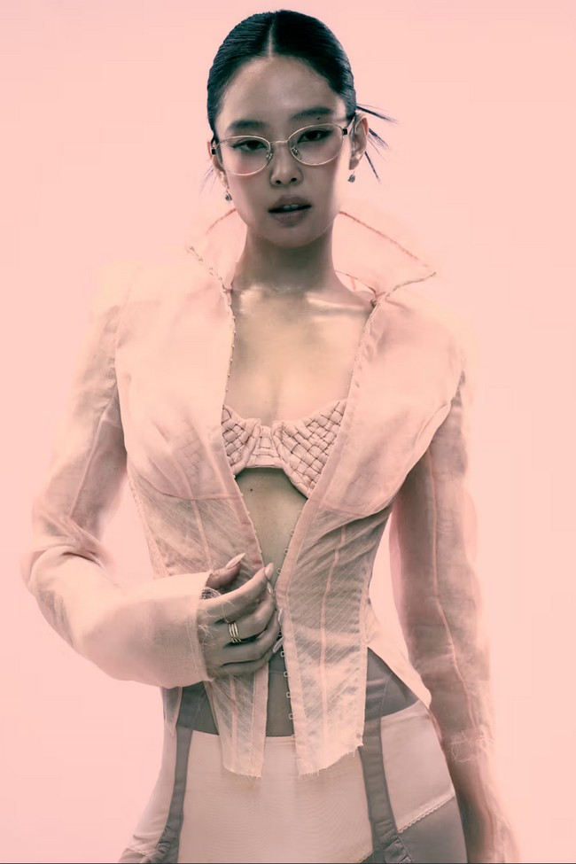 Peluncuran kampanye ini sekaligus menandai siluet terbaru Ray-Ban Meta Blayzer Optics yang akan menjadi desain optik paling ramping dari merek tersebut. Bingkai baru ini diklaim lebih ringan dan fleksibel untuk berbagai tipe wajah. Foto: Dok. Ray-Ban