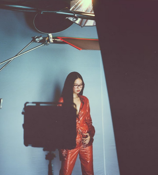Semua tema memiliki benang merah, menampilkan sisi seorang Jennie yang suka mengekspresikan diri, bersanding dengan DNA minimalis Ray-Ban. Foto: Dok. Ray-Ban