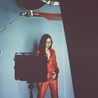 Semua tema memiliki benang merah, menampilkan sisi seorang Jennie yang suka mengekspresikan diri, bersanding dengan DNA minimalis Ray-Ban. Foto: Dok. Ray-Ban