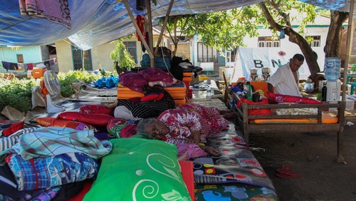 Warga beristirahat di tenda pengungsian di Terong, Adonara Timur, Flores Timur, Nusa Tenggara Timur, Sabtu (11/4/2026). Badan Nasional Penanggulangan Bencana (BNPB) menyatakan pengungsi akibat gempa bumi di Flores Timur, Nusa Tenggara Timur per Sabtu (11/4) pukul 10.55 WIB tercatat 1.131 orang dan saat ini dalam penanganan tim petugas gabungan daerah setempat. ANTARA FOTO/Mega Tokan/sgd/wsj.