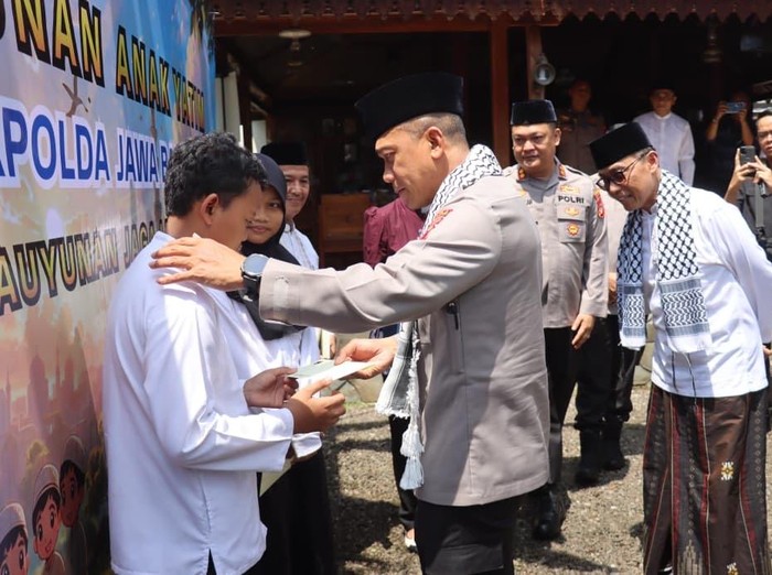 Kapolda Jabar Irjen Rudi Setiawan saat berkunjung ke ponpes di Ciamis