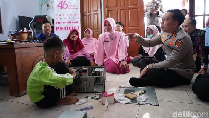 Kapolres Bojonegoro Apresiasi Bocah Berbakat Teknologi dengan Hadiah Laptop