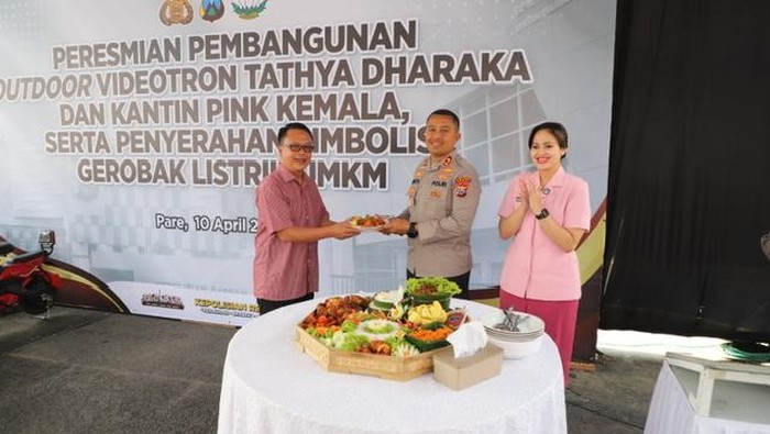 Kapolres Kediri AKBP Bramastyo Priaji meresmikan fasilitas videotron, kantin pink kemala, dan gerobak listrik.