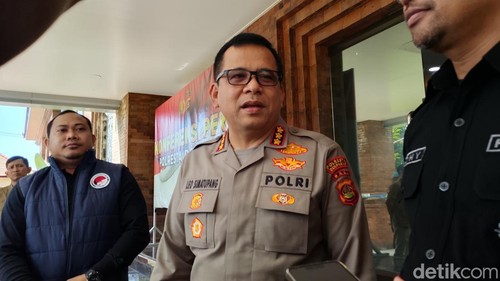 Kapolresta Denpasar Kombes Leonardo Davit Simatupang saat memberikan keterangan terkait kasus pembakaran orang di Benoa, Sabtu (11/4/2026).