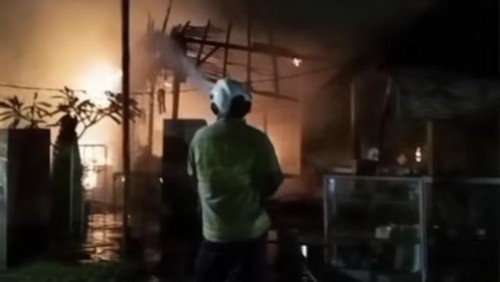 Petugas Damkar Badung saat menjinakkan api yang membakar warung babi guling agar tidak merembet ke bangunan sekitar. (Istimewa)