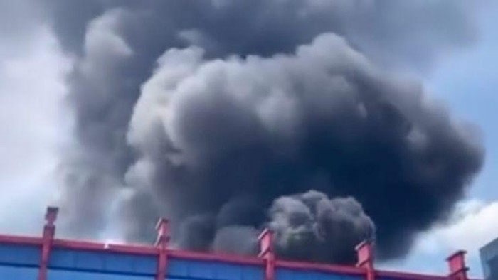 Kebakaran melanda sebuah pabrik kasur di Kecamatan Gunung Sindur, Bogor, Jawa Barat. (Tangkapan layar Instagram)