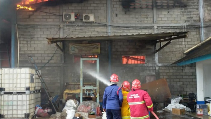 Kebakaran pabrik kasur di Gunung Sindur, Bogor, berhasil dipadamkan.
