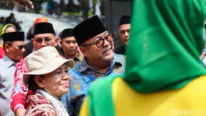 Wakil Gubernur DKI Jakarta, Rano Karno, tampak hadir di Lapangan Banteng saat sesi hiburan siang Lebaran Betawi 2026, Sabtu, 11 April 2026.