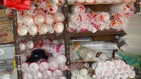 Gelas plastik sekali pakai ikut mengalami kenaikan harga hingga dua kali lipat di tingkat grosir. (Foto: Eko Sudjarwo/ detikjatim)