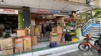 Harga plastik di Pasar Baru Lamongan melonjak hingga 100 persen pasca Lebaran, membuat pedagang dan pembeli terkejut. (Foto: Eko Sudjarwo/ detikjatim)