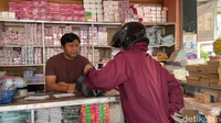 Aktivitas jual beli plastik di Pasar Baru Lamongan tetap berjalan meski harga melonjak tajam. (Foto: Eko Sudjarwo/ detikjatim)