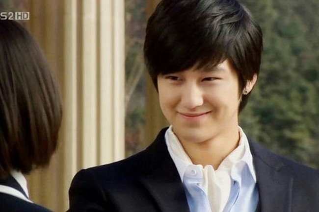 Tak sedikit netizen yang berkomentar bahwa dia masih pantas memerankan anak remaja. Netizen pun langsung mengingat perannya di ‘Boys Over Flowers’ yang tayang sekitar 17 tahun lalu. Kala itu, ia mencuri perhatian sebagai So Yi Jung, anggota F4 berwajah manis dan kharismatik. Foto: Dok. SBS
