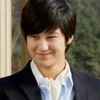 Tak sedikit netizen yang berkomentar bahwa dia masih pantas memerankan anak remaja. Netizen pun langsung mengingat perannya di ‘Boys Over Flowers’ yang tayang sekitar 17 tahun lalu. Kala itu, ia mencuri perhatian sebagai So Yi Jung, anggota F4 berwajah manis dan kharismatik. Foto: Dok. SBS