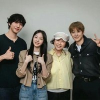 Dalam drama tersebut, ia beradu akting dengan aktor Ahn Hyo Seop  dan aktris Chae Won Bin. Bintang yang populer lewat ‘Boys Over Flower’ ini berperan sebagai Eric Seo, seorang eksekutif brand skincare global. Foto: Dok. SBS