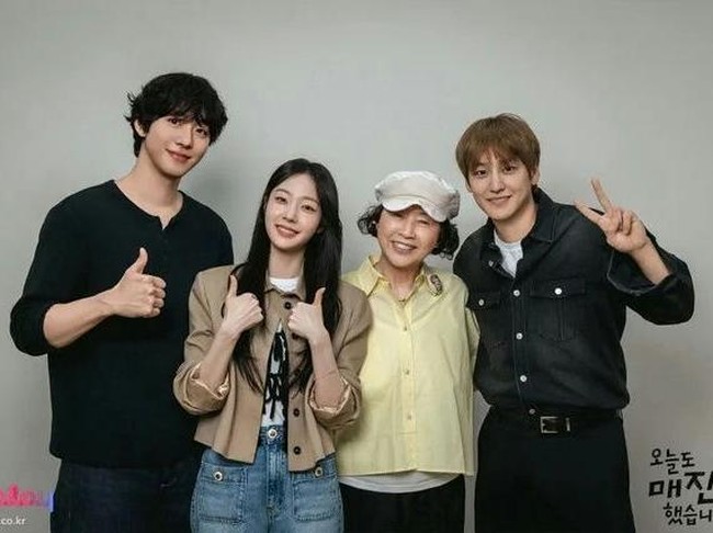 Dalam drama tersebut, ia beradu akting dengan aktor Ahn Hyo Seop  dan aktris Chae Won Bin. Bintang yang populer lewat ‘Boys Over Flower’ ini berperan sebagai Eric Seo, seorang eksekutif brand skincare global. Foto: Dok. SBS