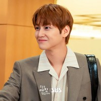 Lewat foto-foto di balik layar yang beredar di internet, visual Kim Bum ramai jadi perbincangan. Kulitnya yang mulus, wajah awet muda, hingga ekspresi cerahnya membuat banyak orang sulit percaya bahwa usianya sudah mendekati kepala empat. Foto: Dok. SBS