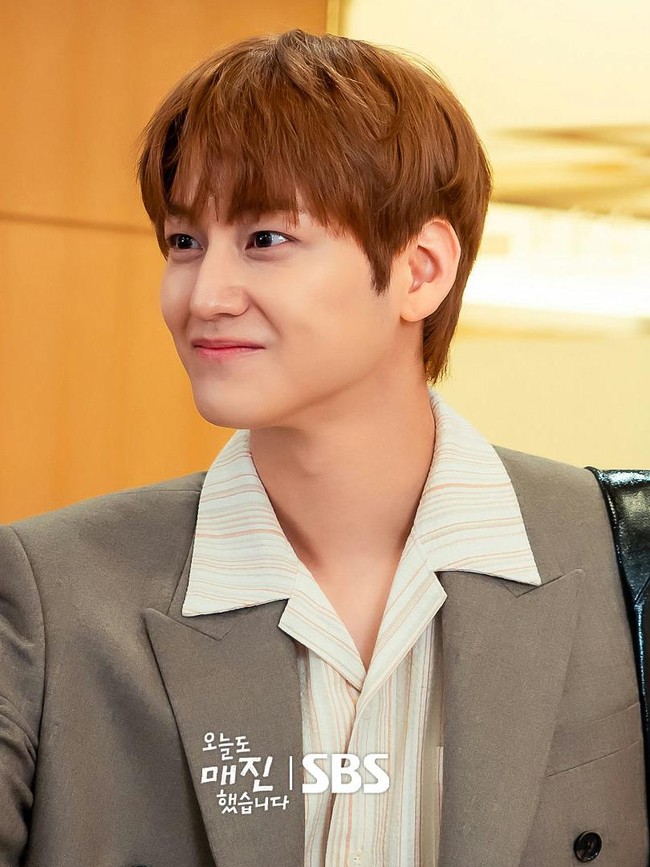 Lewat foto-foto di balik layar yang beredar di internet, visual Kim Bum ramai jadi perbincangan. Kulitnya yang mulus, wajah awet muda, hingga ekspresi cerahnya membuat banyak orang sulit percaya bahwa usianya sudah mendekati kepala empat. Foto: Dok. SBS
