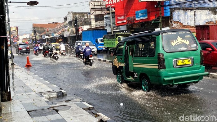 Kondisi Jalan AH Nasution tepatnya didepan Alun-alun Ujungberung dikala diguyur hujan