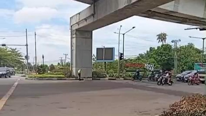 Kondisi jalan di persimpangan menuju Bandara SMB II sudah normal setelah sempat macet parah