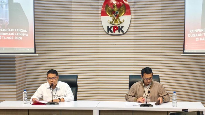 Konferensi Pers OTT Bupati Tulungagung Gatut Sunu Wibowo, Sabtu (11/4/2026).