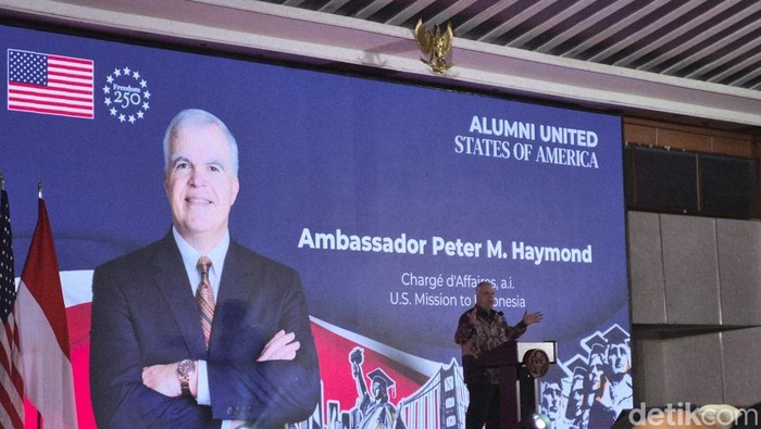 Kuasa Usaha Ad Interim di Misi AS untuk Indonesia, Kedutaan Besar AS, Peter Haymond beri penjelasan terkait kebijakan pembatasan visa untuk mahasiswa internasional.