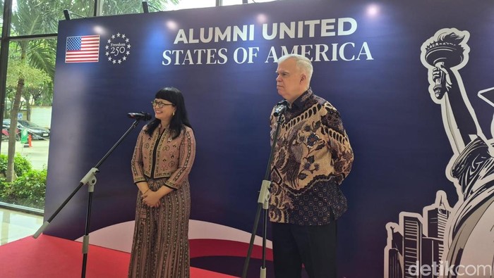Kuasa Usaha Ad Interim di Misi AS untuk Indonesia, Peter Haymond (kanan) dan Wamendiktisaintek Stella Christie (kiri) di acara Konferensi Alumni AS, Sabtu (11/4/2026).