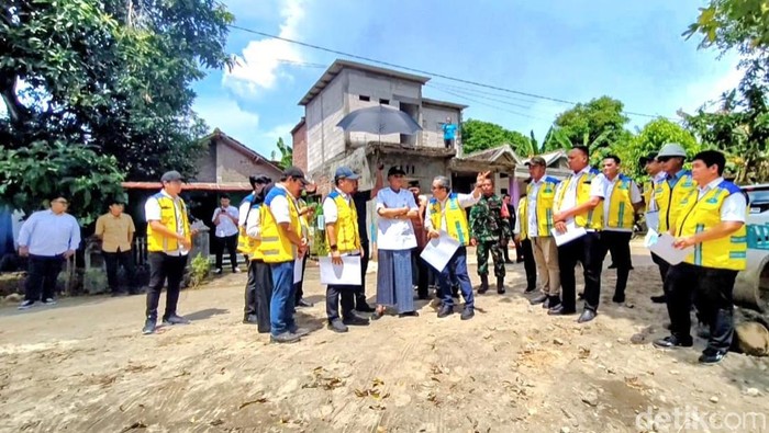 Menteri PU, Dody Hanggodo meninjau pembangunan sumur bor di Desa Oro-Oro Ombo, Kecamatan Ngetos, Kabupaten Nganjuk Sabtu (11/04)