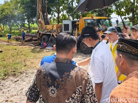 Kunjungan Menteri PU di Nganjuk Menteri PU, Dody Hanggodo meninjau pembangunan sumur bor di Desa Oro-Oro Ombo, Kecamatan Ngetos, Kabupaten Nganjuk Sabtu (11/04)