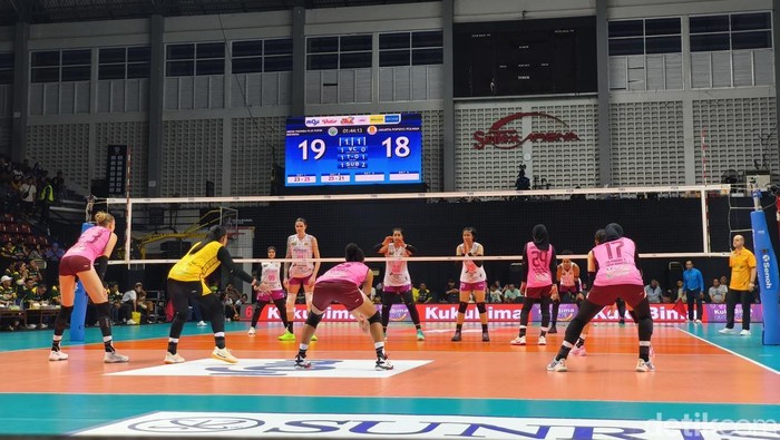 Laga Gresik Phonska Plus Pupuk Indonesia melawan Popsivo Polwan, dalam lanjutan Putaran Final Four Kedua Proliga 2026, di GOR Sritex Arena, Kota Solo.