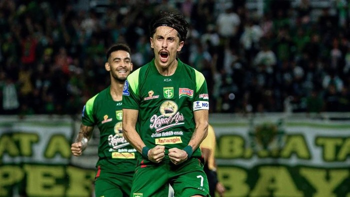 Maestro lini tengah Persebaya, Francisco Rivera.