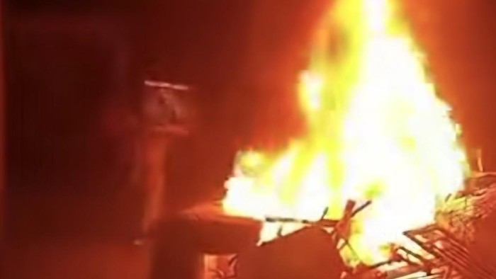 Massa geruduk dan bakar rumah diduga markas narkoba di Rokan Hilir, Riau. (Istimewa)
