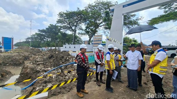 Menteri Pekerjaan Umum (PU), Dody Hanggodo ngamuk ke anak buahnya yang mengerjakan sekolah rakyat di Nganjuk. Menteri Pekerjaan Umum (PU), Dody Hanggodo ngamuk ke anak buahnya yang mengerjakan sekolah rakyat di Nganjuk.