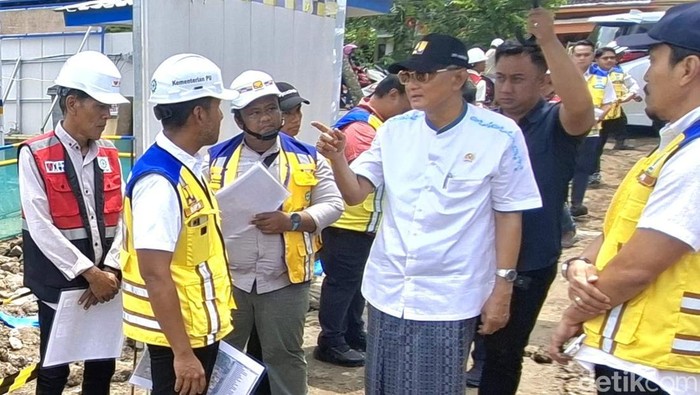 Menteri Pekerjaan Umum (PU), Dody Hanggodo ngamuk ke anak buahnya yang mengerjakan sekolah rakyat di Nganjuk.