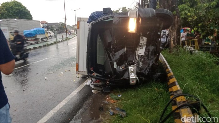 Mobil ringsek di Jalan Jogja-Solo perbatasan tiga kabupaten.