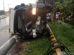 Mobil Boks Lompati Median Jalan Jogja-Solo Sampai Terguling dan Ringsek