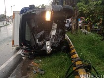 Mobil Boks Lompati Median Jalan Jogja-Solo Sampai Terguling dan Ringsek